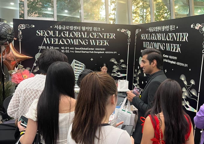 Foreign residents at the Seoul Global Center Welcoming Week, where settlement paperwork help is offered